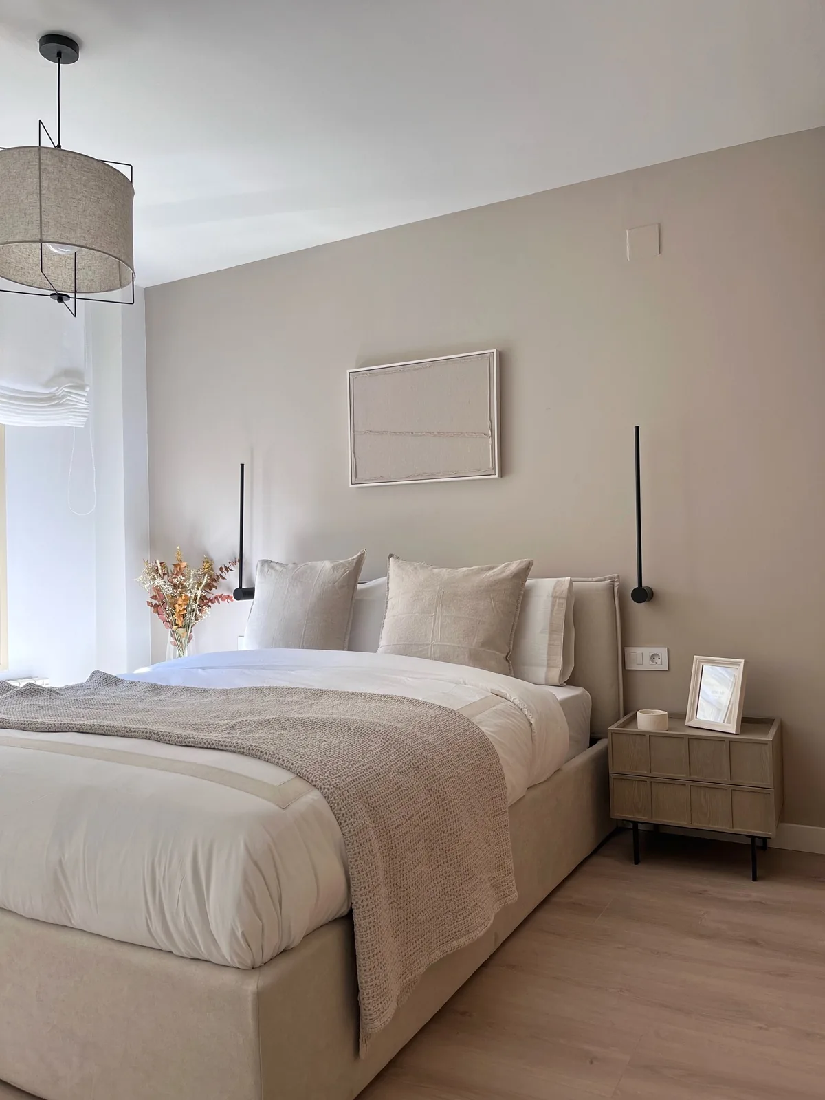 Dormitorio de la casa de Ana con textiles claros